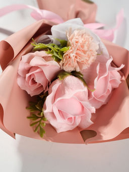 Букет из мыльных лепестков для ванны «Три розы и гвоздика», подарочный, розовый, 7.5×13.5×20 см