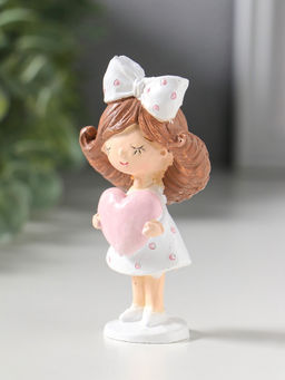 Фигурка полистоун «Девочка с большим бантом в волосах, держит сердце», 4.7×3×9 см