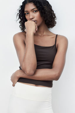 Top de deporte en DryMove con tirantes finos