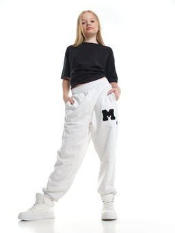 Брюки спортивные с эмблемой 22-7611 светло-серый меланж - Mini maxi фото 44