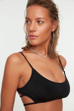 Siyah Bralette Cut Out/Pencereli Bikini Ustu TBESS22BU0034
