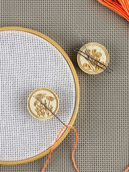 Игольница «Цветы» TEIRA, с магнитом, круглая, d=3 см, набор 2 шт., деревянная