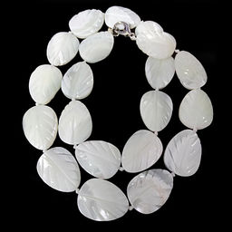 Бусы из перламутра Листочки белые 45см