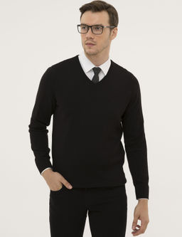 Черный базовый трикотажный свитер приталенного кроя с v-образным вырезом