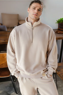 TRENDYOL MAN Lacivert Oversize/Genis Kesim Dik Yaka Fermuarl? Etiketli Ici Polarl? Sweatshirt TMNAW25SW00168