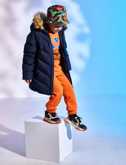 Длинный пуховик для мальчика с карманом на молнии и капюшоном из искусственного меха