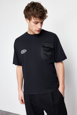 Buyuk Beden Siyah Oversize Cep Detayl? Bask?l? %100 Pamuklu T-Shirt TMNSS24BF00026