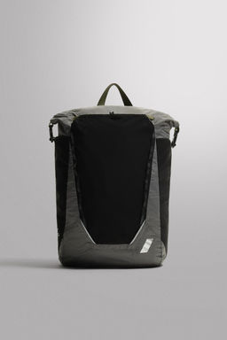 MOCHILA DEPORTIVA PLEGABLE 25L / Negro