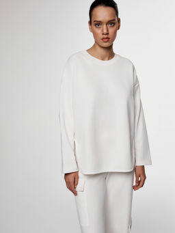 CONTE Лонгслив из футера c разрезами по бокам и аппликацией из стразов LD 2588 off-white