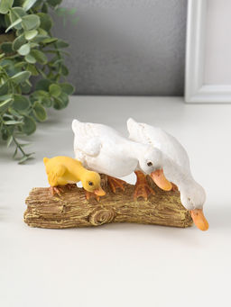 Сувенир полистоун "Утята на брёвнышке" 8,5 см