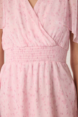 Pembe Cicek Desenli Etegi Belden Ac?lan Gipeli Sifon Ucus Ucus Dokuma Mini Elbise TWOSS25EL00566