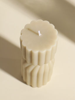 Свеча интерьерная "Афина" сливочная 6х6х18 см