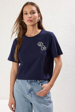 TRENDYOLMILLA Lacivert %100 Pamuk Cicek Nak?sl? Regular/Normal Kal?p Orme T-Shirt TWOSS25TS00042