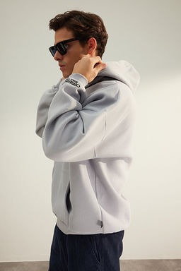 Gri Kap__onlu Oversize/Geni_ Kesim Kolu Yaz_ Nak__ Etiketli Yumu_ak Kuma_ Sweatshirt TMNAW24SW00031