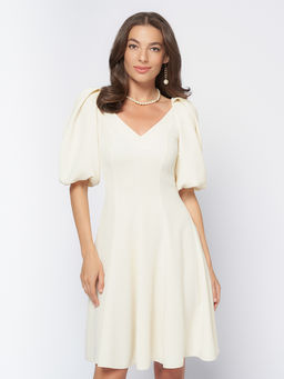 Платье ванильного цвета длины мини с объемными рукавами - 1001dress фото 3