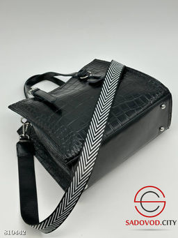 Сумка выполнена из кожи