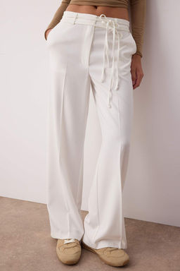 Beyaz Bagc?k Detayl? Dusuk Bel Wide Leg/Genis Paca Pantolon TWOAW26PL00008