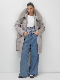 Пальто зимнее утепленное с мехом и капюшоном тренд светло-коричневого цвета 7630SK - Visdeer фото 14