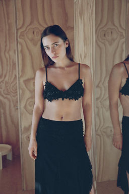 BRALETTE FLORES RELIEVE ABALORIOS / Negro