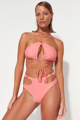 TRENDYOLMILLA Siyah Halter Yaka Aksesuarl? Bikini Ustu TBESS23BU00016