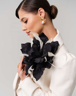 Премиальная Брошь с проволокой в шелковых лепестках и перышками