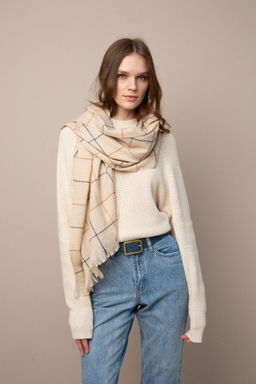 Палантин в клетку бежевого цвета с бахромой - Модные истории фото 3