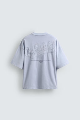 CAMISETA BOXY FIT PARCHES COMBINADOS / Azul claro