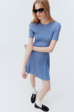 Vestido en punto de canale con falda acampanada