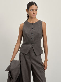 Жилет приталенный с шерстью / Zarina