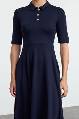 TRENDYOLMILLA K?rm?z? Dugmeli Yaka Truvakar Kol Skater/Belden Ac?lan Midi Orme Elbise TWOAW25EL00518 фото 3