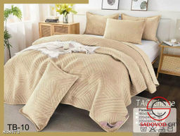 Покрывало и наволочки на кровать