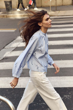 BLUSA ESTAMPADA BORDADOS ENGOMADOS / Azul / Blanco - Zara фото 4