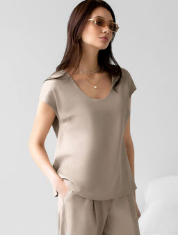 Блузка с U вырезом скроенная по косой из плотного лиоцелла