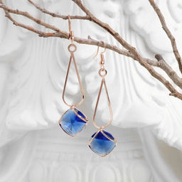Серьги висячие со стразами Капля с ромбом, цвет синий в розовом золоте