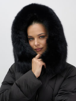 Пальто зимнее утепленное с мехом и капюшоном тренд черного цвета 7753Ch - Visdeer фото 15