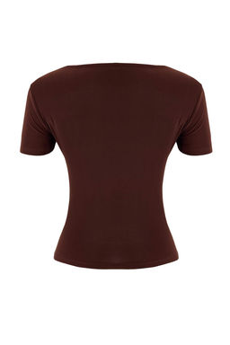 Kahverengi Fitted/Vucuda Oturan K?sa Kollu Yumusak Orme Bluz TWOSS26BZ00016