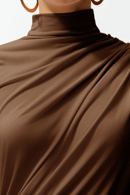 Kahverengi Drape Detayl? Fitted/Vucuda Oturan K?sa Kollu Dik Yaka Esnek Orme Bluz TWOSS24BZ00426