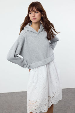 TRENDYOLMILLA Gri Melanj Kapusonlu Fermuarl? Renk Bloklu Brode Detayl? Mini Orme Elbise TWOAW25EL00510  фото 2