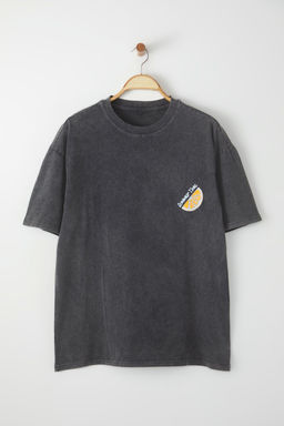 TRENDYOL MAN Antrasit Oversize/Genis Kesim Soluk Efektli Bask?l? Kal?n %100 Pamuk Tok T-shirt TMNSS25TS00015 - Trendyolmilla фото 7