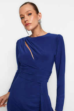 Trendyolmilla Saks Vucuda Oturan Cut Out/Pencere Detayl? S?k Abiye Elbise TPRAW24EL00219  фото 3