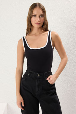 Siyah Renk Bloklu Fitted/Vucuda Oturan Havuz Yaka Fitilli Esnek Orme Atlet TWOSS22AL0042