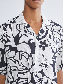 Regular Fit Resort Yaka K?sa Kollu Desenli Viskon Erkek G?mlek