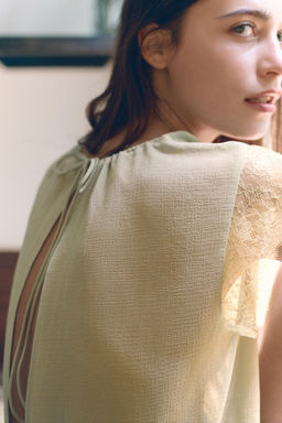 BODY BLUSA GEORGETTE ENCAJE / Verde