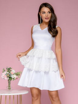 УЦЕНКА. Платье белое длины мини с кружевом на юбке и плечах