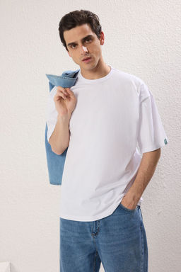 TRENDYOL MAN Beyaz Oversize/Genis Kesim Yaka Detayl? Etiketli %100 Pamuklu T-Shirt TMNSS25TS00057