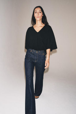 CAMISETA ESCOTE PICO / Negro