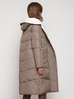 Пальто утепленное с капюшоном зимнее женское коричневого цвета 132255K - Visdeer фото 25