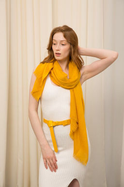 Палантин из вискозы и хлопка ярко-желтого цвета