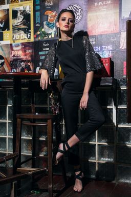 Комбинезон из струящейся ткани черный новый год