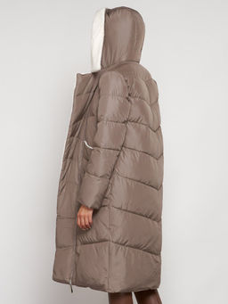 Пальто утепленное с капюшоном зимнее женское коричневого цвета 132255K - Visdeer фото 31